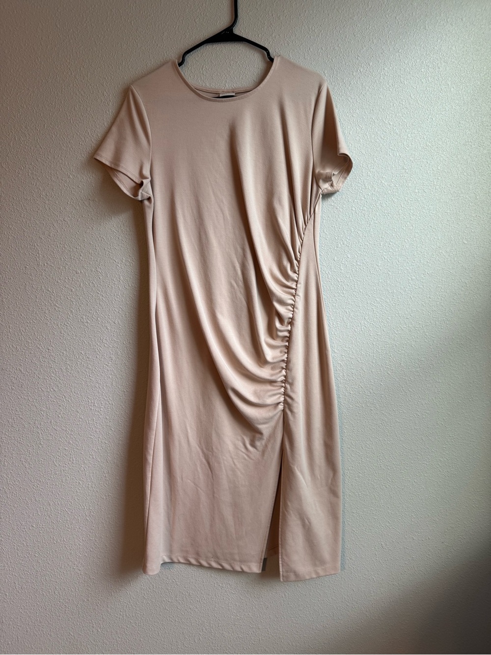 Maternity Ruched Side Short-Sleeve Midi Dress in Pale Blush